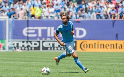 乐竞体育评论-世界杯扑救瞬间被做成壁画